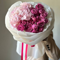 Букет из гортензии и пионовидной розы Мисти Баблс