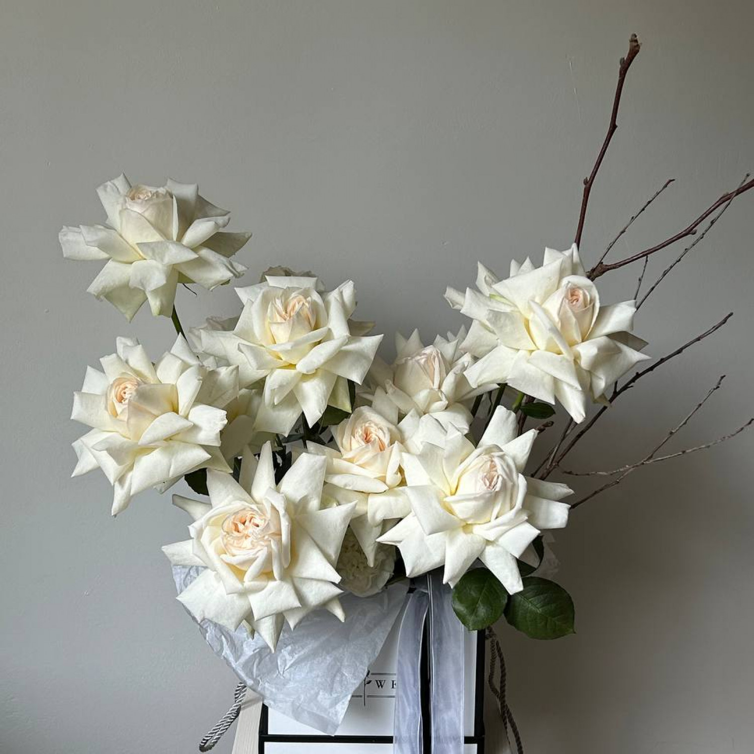 Композиция из французских ароматных роз в коробке