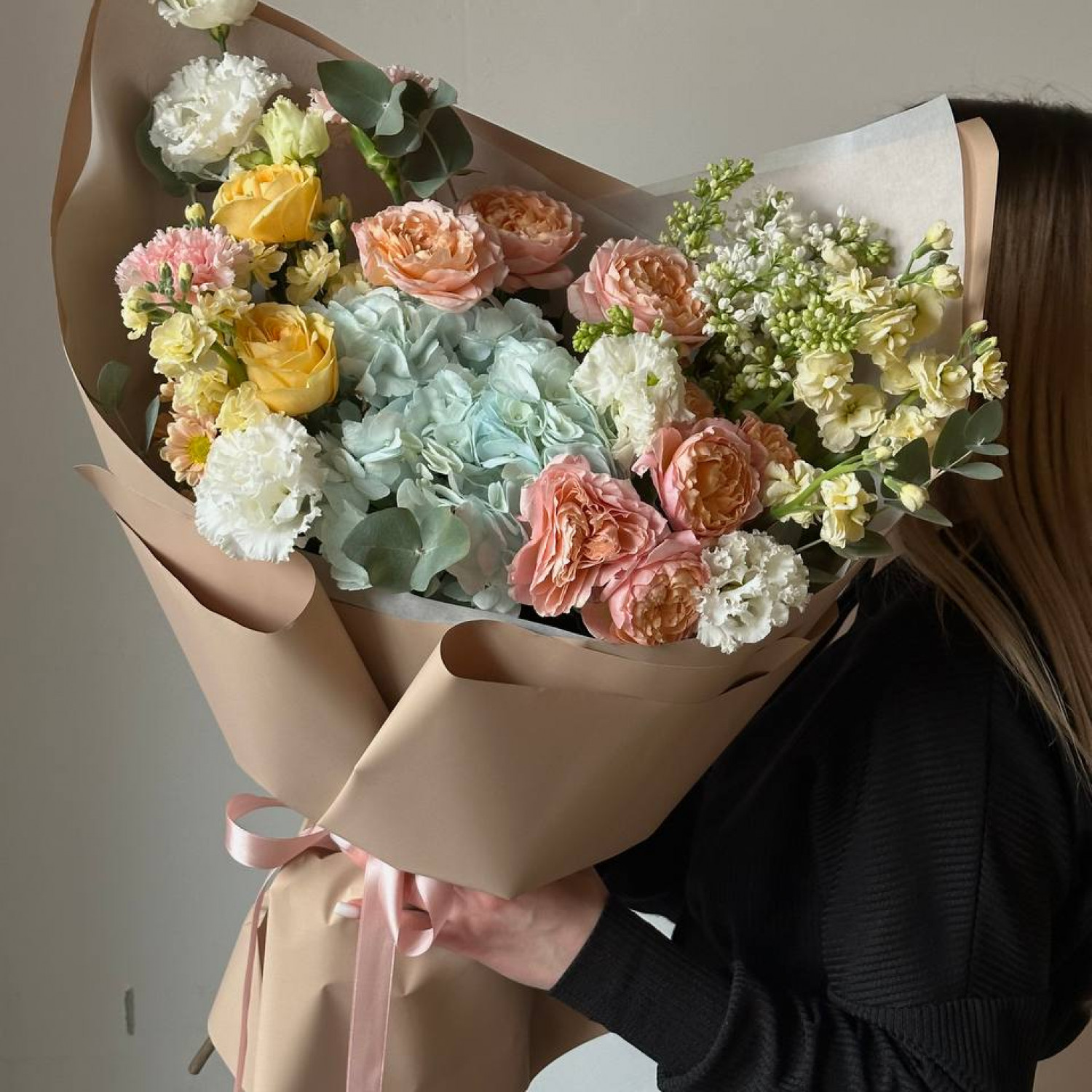 Авторский букет в персиковых оттенках