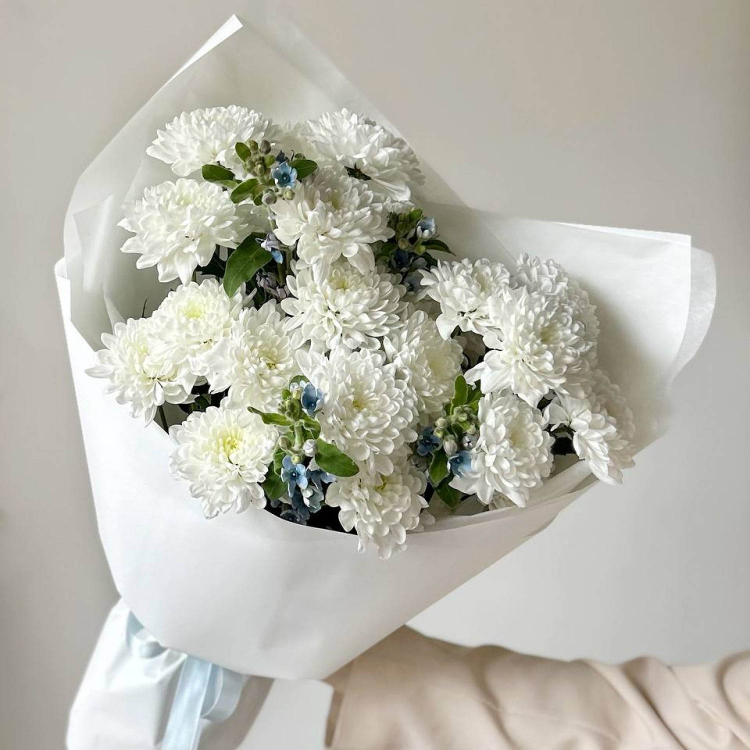 Нежный букет из кустовой хризантемы с незабудками №3