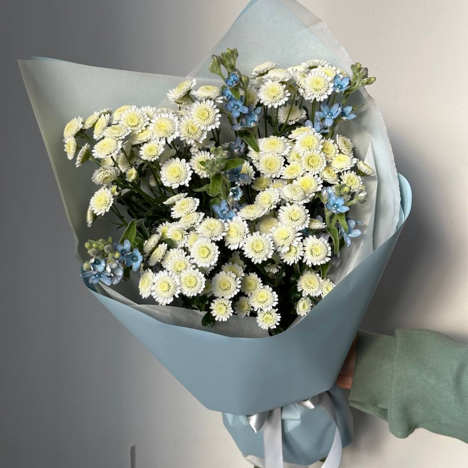 Сборный букет из Хризантем и Незабудок